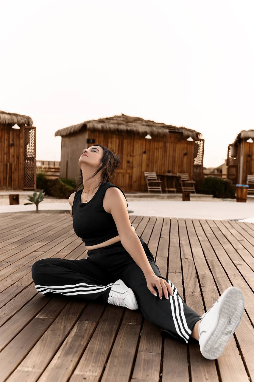 بنطلون واسع عصري بثلاثة خطوط